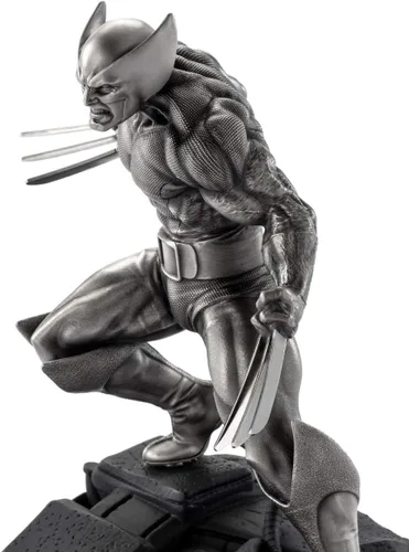 Vista 6 de Royal Selangor Estatua victoriosa de Wolverine de edición limitada de peltre de la colección Marvel acabada a mano