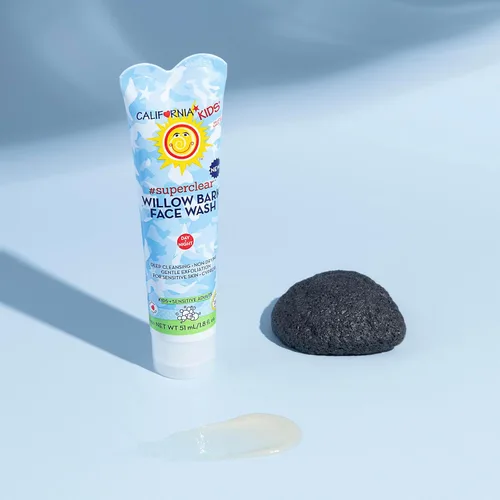 Vista 3 de California Kids Face Wash + Esponja Facial Lavado facial exfoliante suave Limpiador de ácido salicílico suave para pieles sensibles 1.8 onzas