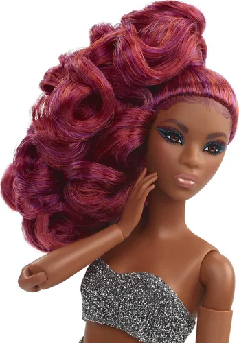 Vista 4 de Barbie Signature Looks Doll (Petite, Red Hair) Muñeca de moda totalmente posable con blusa corta y falda brillante, regalo para coleccionistas