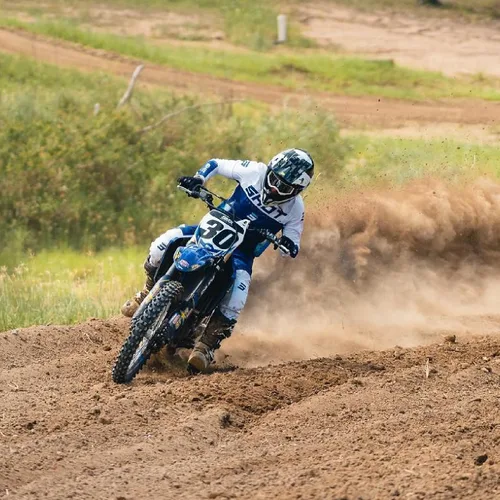 Vista 9 de Pirelli MX32 Mid Soft 100/90-19 57M Neumático delantero - DOT Dual-Sport/Enduro Motocross tire for medium-soft terrain. Bias tube type blackwall.