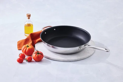 Vista 5 de Le Creuset Sartén antiadherente de acero inoxidable de tres capas de 12.5 pulgadas con mango auxiliar