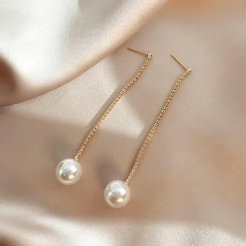 Vista 6 de Aretes largos de perlas para mujer, chapados en oro de 14 quilates, hipoalergénicos, elegantes aretes de borla de perlas doradas