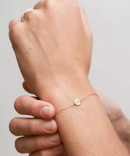Vista 6 de Ovian - Pulsera con dije de inicial para mujer, chapada en oro de 18 quilates, de acero inoxidable, con moneda en forma de disco, letra grabada