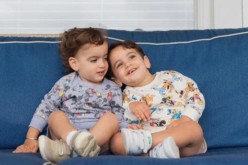 Vista 4 de Disney Mickey Mouse Winnie the Pooh Lion King Goofy Donald Duck Simba - Sudadera y pantalones cortos de felpa francesa para recién nacidos a niños