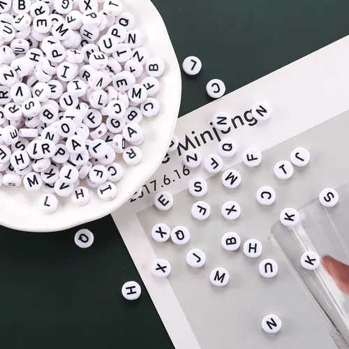 Vista 3 de 500 cuentas del alfabeto negro sobre blanco, cuentas redondas de letras acrílicas de 0.394 pulgadas, cuentas de letras blancas del alfabeto A-Z