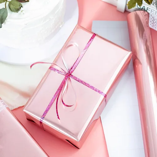 Vista 2 de Merture - Rollo de papel de regalo rosa - 17 pulgadas x 32.8 pies (46.5 pies cuadrados) Papel de regalo sólido color rosa metálico con líneas
