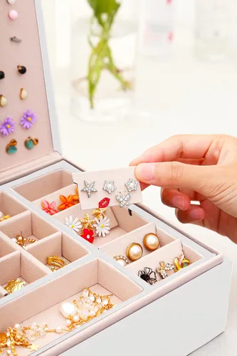 Vista 4 de QBestry Organizador de aretes para niñas, caja de joyería blanca para aretes, collares, organizador de joyas, tachuelas, caja de aretes para mujer