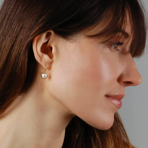 Vista 2 de Humble Chic Aretes colgantes de ópalo o perla para mujer, chapados en oro de 14 quilates o chapados en plata de ley 925, hipoalergénicos, seguros