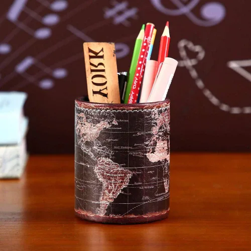 Vista 2 de PH46 - Portalápices de mapa del mundo negro para escritorio, taza de lápiz de piel sintética, soporte para bolígrafo de globo para escritorio