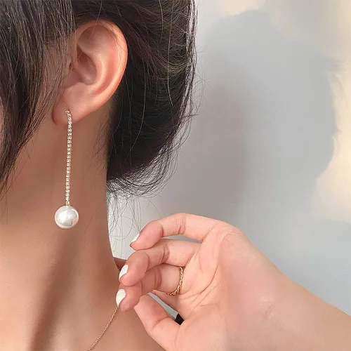 Vista 3 de Aretes largos de perlas para mujer, chapados en oro de 14 quilates, hipoalergénicos, elegantes aretes de borla de perlas doradas