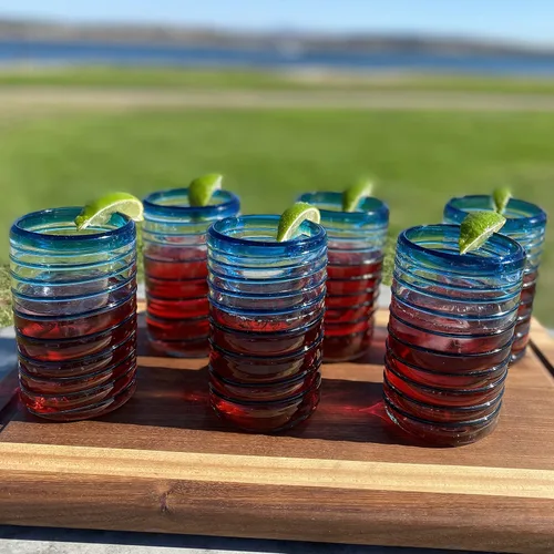 Vista 5 de Dos Sueños Vasos mexicanos soplados a mano, juego de 6 vasos con un diseño de espiral aguamarina (14 onzas cada uno)