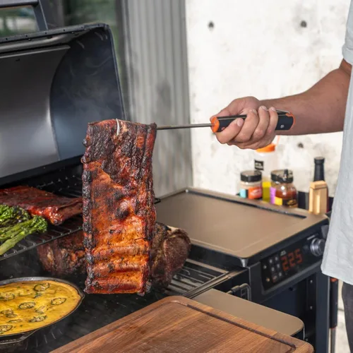 Vista 2 de Traeger Grills BAC792 - Accesorio para parrilla de acero inoxidable para voltear comida con cola de cerdo (Modelo 2025)
