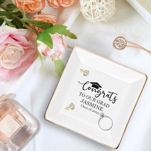 Vista 3 de Artsadd Bandejas de cerámica personalizadas para joyería de mamá, Felicidades a nuestro grado, soporte personalizado para platos de graduación 2023