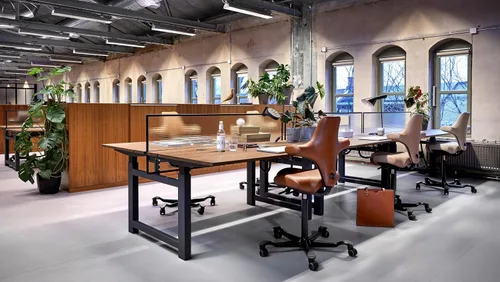 Vista 9 de HAG Capisco Silla de escritorio estándar ajustable, marco negro, asiento negro de vinilo ónix