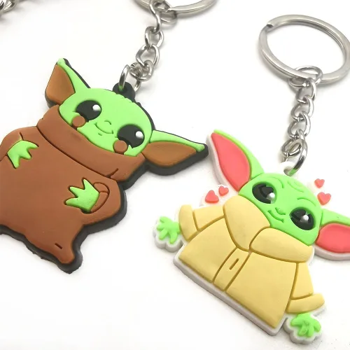 Vista 5 de ZKTSRY 6 llaveros Baby Yoda, dije de dibujos animados de anime de goma de PVC, llaveros de cosplay de anime, regalos para niñas, hombres y mujeres