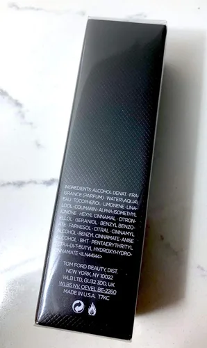 Vista 4 de TOM FORD "FUCKING FABULOUS" Eau De Parfum tamaño 0.3 fl oz Atomizador (botella recargable) perfume unisex