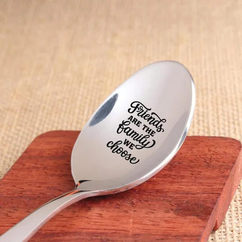 Vista 3 de Cuchara grabada para regalar a un amigo para él y ella, regalo de cuchara con texto en inglés "Friend's are the Family", regalo inspirador