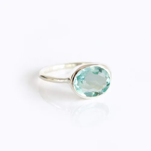 Vista 5 de Anillo de topacio azul, anillo apilable, oro vermeil o plata, anillo engastado bisel, anillo ovalado, anillo de piedras preciosas azules, anillo