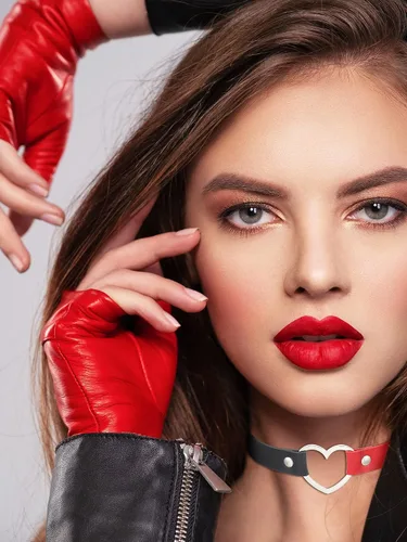Vista 5 de Eurzom Juego de 2 guantes de piel sintética sin dedos con diseño de corazón, incluye guantes rojos sin dedos, collar punk rojo y negro para mujer