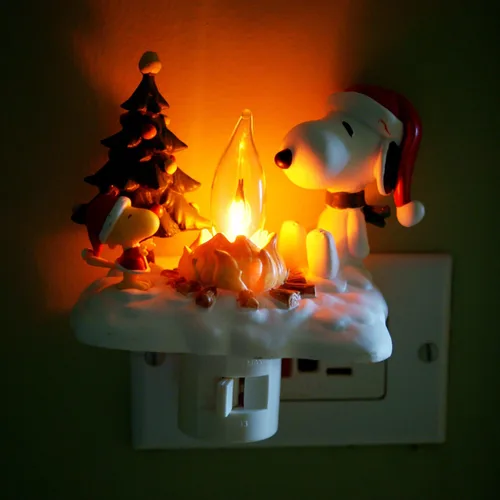 Vista 3 de Snoopy By Camp Fire - Luz nocturna parpadeante con enchufe giratorio de poliresina de 4.5 pulgadas