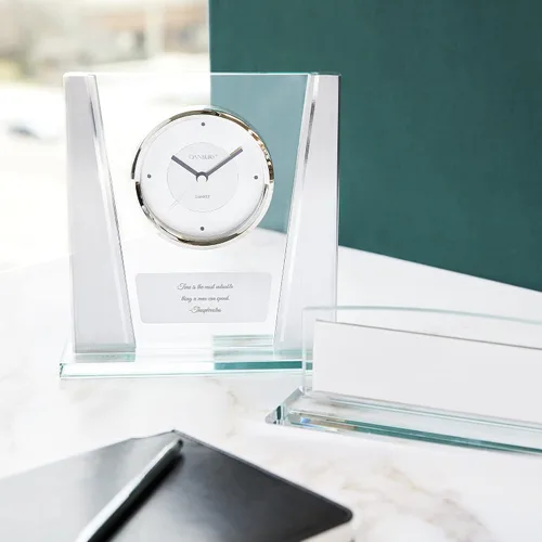 Vista 3 de THINGS REMEMBERED Reloj de cristal moderno grabado (personalización gratuita)
