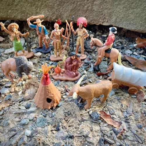 Vista 2 de 11 figuras de juguete pintadas a mano, de Safari Ltd (Wild West TOOB)