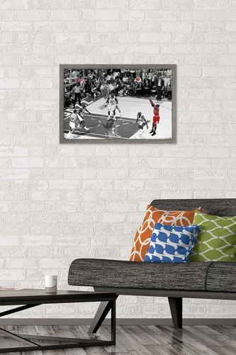 Vista 2 de Trends International Michael Jordan - Póster de pared horizontal The Shot, 14.72 x 22.37 pulgadas, versión enmarcada de madera de granero