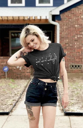 Vista 3 de Camiseta de álbum para mujer, camiseta con texto en inglés "Meet Me at Midnight", camiseta de concierto para mujer, camiseta con gráficos vintage
