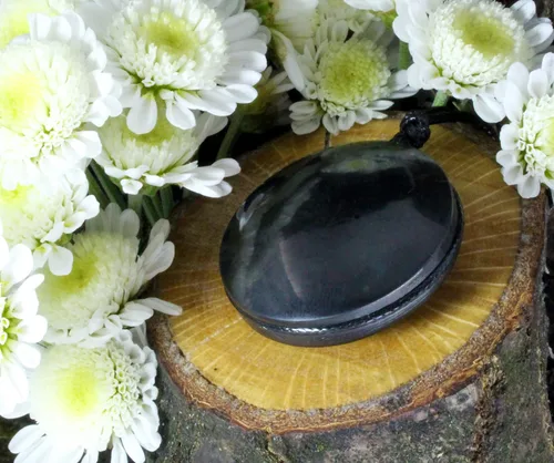 Vista 3 de Heka Naturals Collar con colgante de cristal Shungite Cristales curativos y collar de chakras Joyas de piedras preciosas para hombres y mujeres