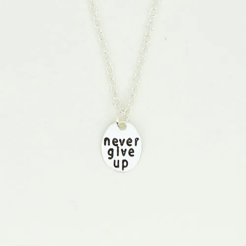 Vista 2 de Lucky Feather Collar bañado en oro de 14 quilates con mensaje "Never Give Up" en una botella, Metal
