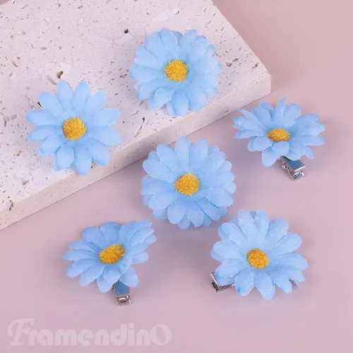 Vista 6 de Framendino, Paquete de 12 pinzas de flores con clip de margarita azul, pequeñas horquillas de girasol, accesorios de novia para mujeres y niñas