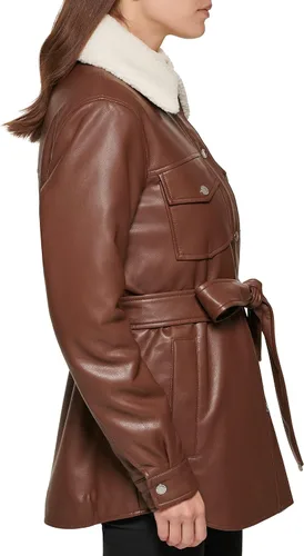 Vista 2 de Kenneth Cole Gabardina moderna de piel sintética con cinturón para mujer