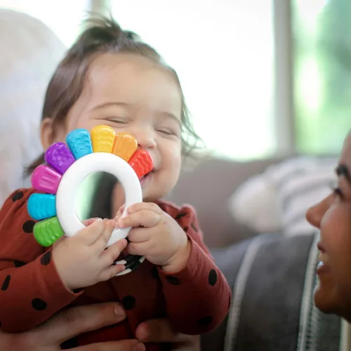 Vista 9 de Baby Einstein Outstanding Opus The Octopus - Sonajero sensorial y mordedor, juguete multiusos, sin BPA y refrigerable, 3 meses en adelante Sonajero