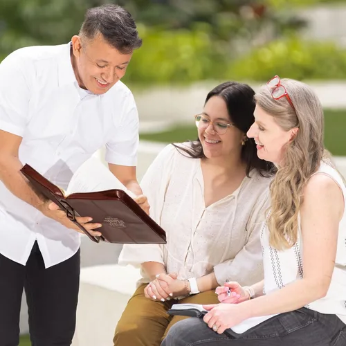 Vista 9 de Christian Art Gifts Funda protectora de piel sintética marrón castaño para la Biblia clásica para hombres y graduados: Esperanza y un futuro