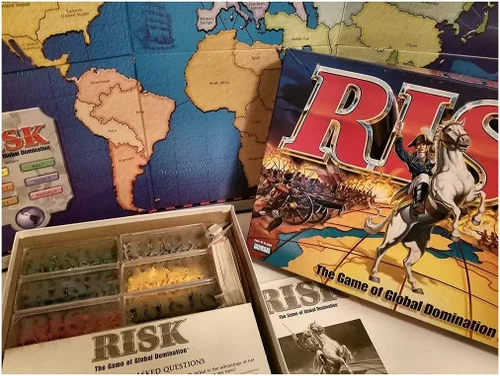 Vista 4 de Parker Brothers Risk 1998 Juego de mesa con piezas en forma de ejército