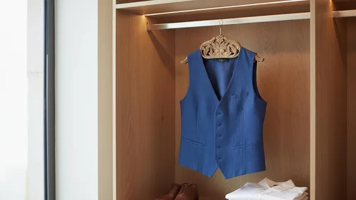 Vista 3 de Chaqueta de traje de boda de madera vintage hecha a mano, camisa de esmoquin, colgador de ropa para novio y vestido de novia, antideslizante