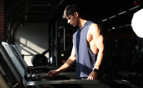 Vista 3 de Camiseta sin mangas de entrenamiento para hombre, camiseta sin mangas con capucha para gimnasio, culturismo, entrenamiento, camiseta atlética