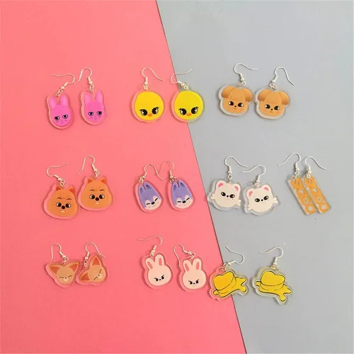 Vista 5 de KPOP Stray - Pendientes de plata con colgante de acrílico transparente para niños, aretes SKZOO para mujer