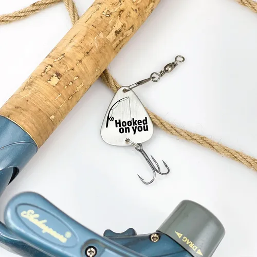 Vista 2 de Señuelo de pesca personalizado, regalo de señuelo de pesca enganchado en ti, regalo para novio, regalo de hombre, regalo de cumpleaños, nombre