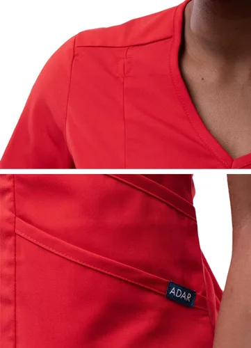 Vista 4 de Adar Pro Scrubs para mujer - Moderno cuello en V Manzana