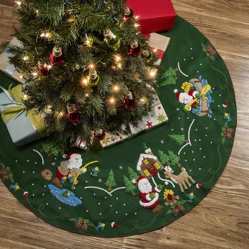 Vista 2 de Bucilla 86954E - Kit de falda de árbol de Navidad de 43 pulgadas, apliques de fieltro, Lodge Santa