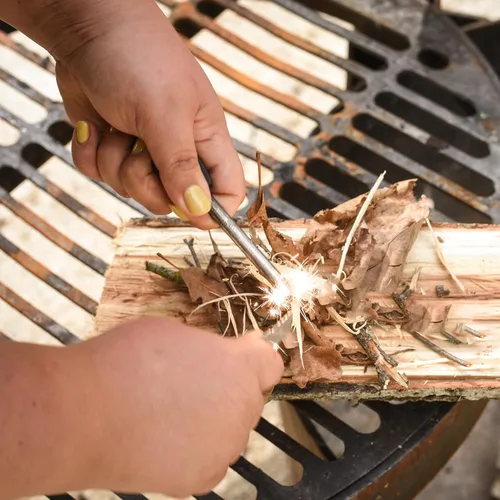 Vista 4 de Coghlan's Flint Striker Firestarter Herramienta para camping, senderismo, supervivencia de emergencia e encendido al aire libre - Varilla