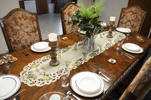 Vista 2 de LINENS ART AND THINGS - Camino de mesa bordado con margaritas doradas, flor con leche, bufanda (16 pulgadas de ancho x 70 largo)