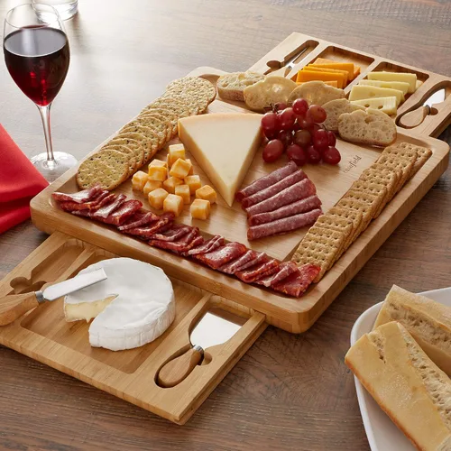 Vista 6 de Casafield Juego de regalo de tabla de queso de bambú, plato de charcutería con cuchillos de acero inoxidable para entretenimiento, cumpleaños, bodas