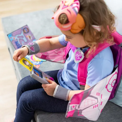 Vista 3 de Melissa & Doug PAW Patrol™ The Mighty Movie Mighty Skye Paquete de rol con alas para niños pequeños y niños mayores de 3 años