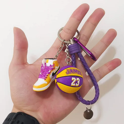 Vista 2 de Llavero de zapatillas, mini llaveros de baloncesto 3D para hombres, mujeres y niños, llaveros deportivos de moda, regalo para fanáticos