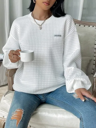 Vista 3 de WDIRARA Sudadera de gran tamaño con detalle de parche de letras para mujer, cuello redondo, manga larga