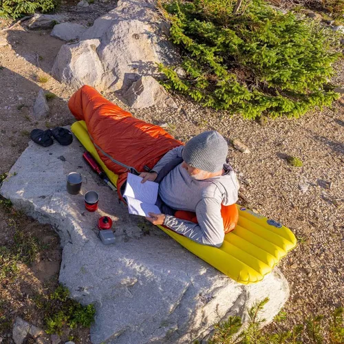 Vista 2 de Big Agnes Divide - Almohadilla para dormir ligera, compacta, con cámara de aire, pequeña, verde oliva cálido