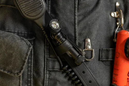Vista 10 de Streamlight 88094 ProTac 90X 1,000 lúmenes, linterna táctica EDC compacta de ángulo recto multi-combustible con baterías no recargables y funda