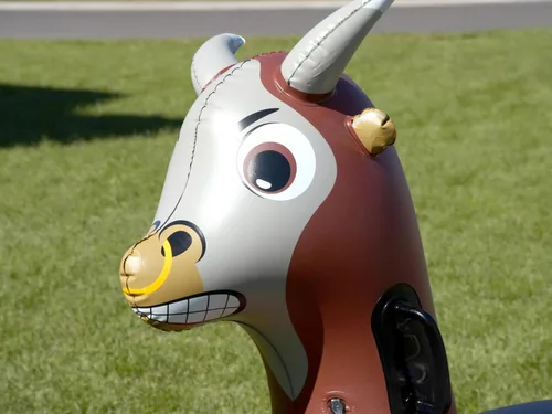Vista 3 de Hearthsong Hop N Go Toro Inflable para Montar Juguetes Saltarines Rebotadores para Niños de 5+ Años - Juguetes Saltadores Montables de Animales